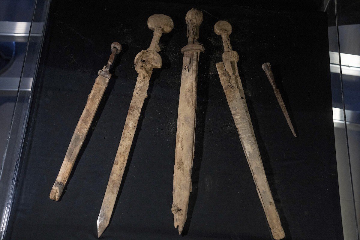 В Израиле найдены четыре римских меча в отличном состоянии