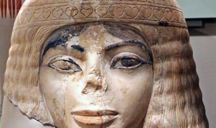 Древнеегипетский бюст под названием "Фараон поп-музыки"