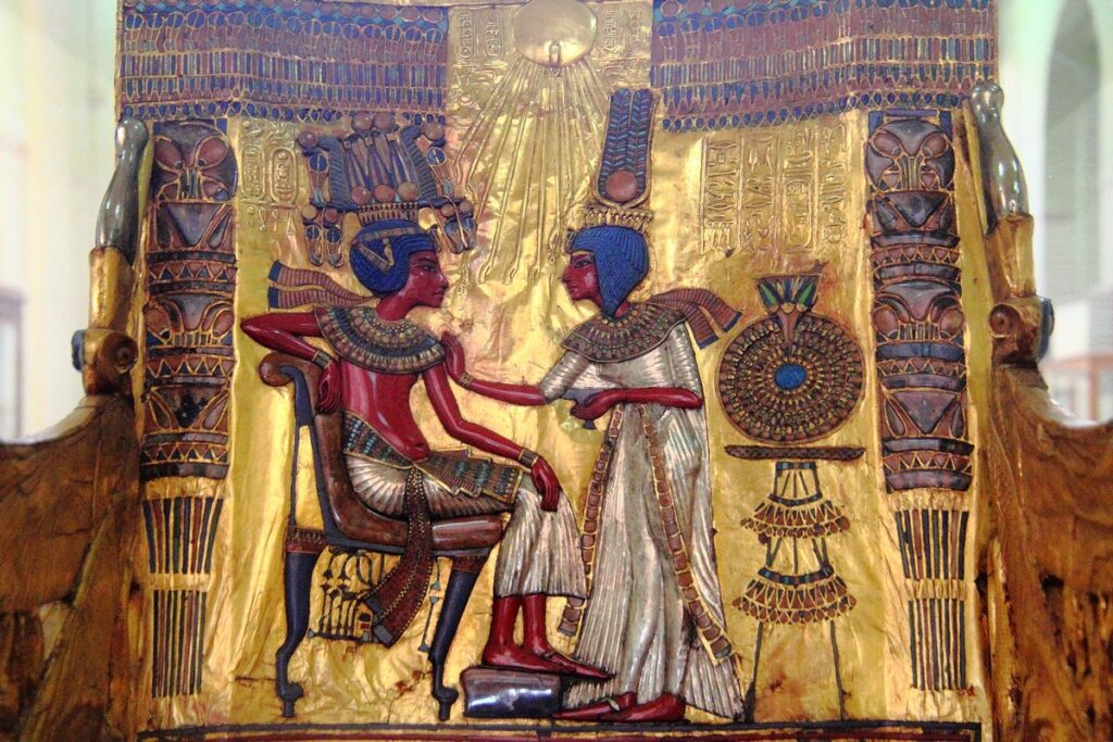 Любопытная деталь трона Тутанхамона