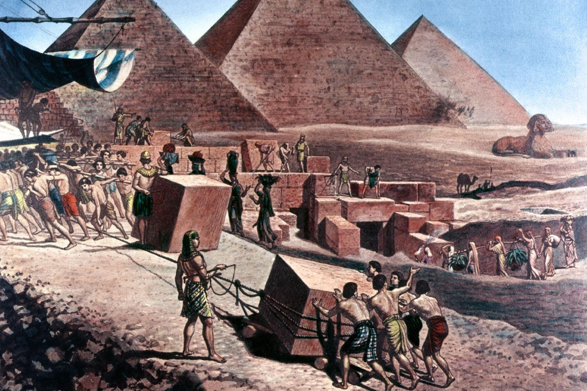 Сколько людей требовалось для строительства египетских пирамид?