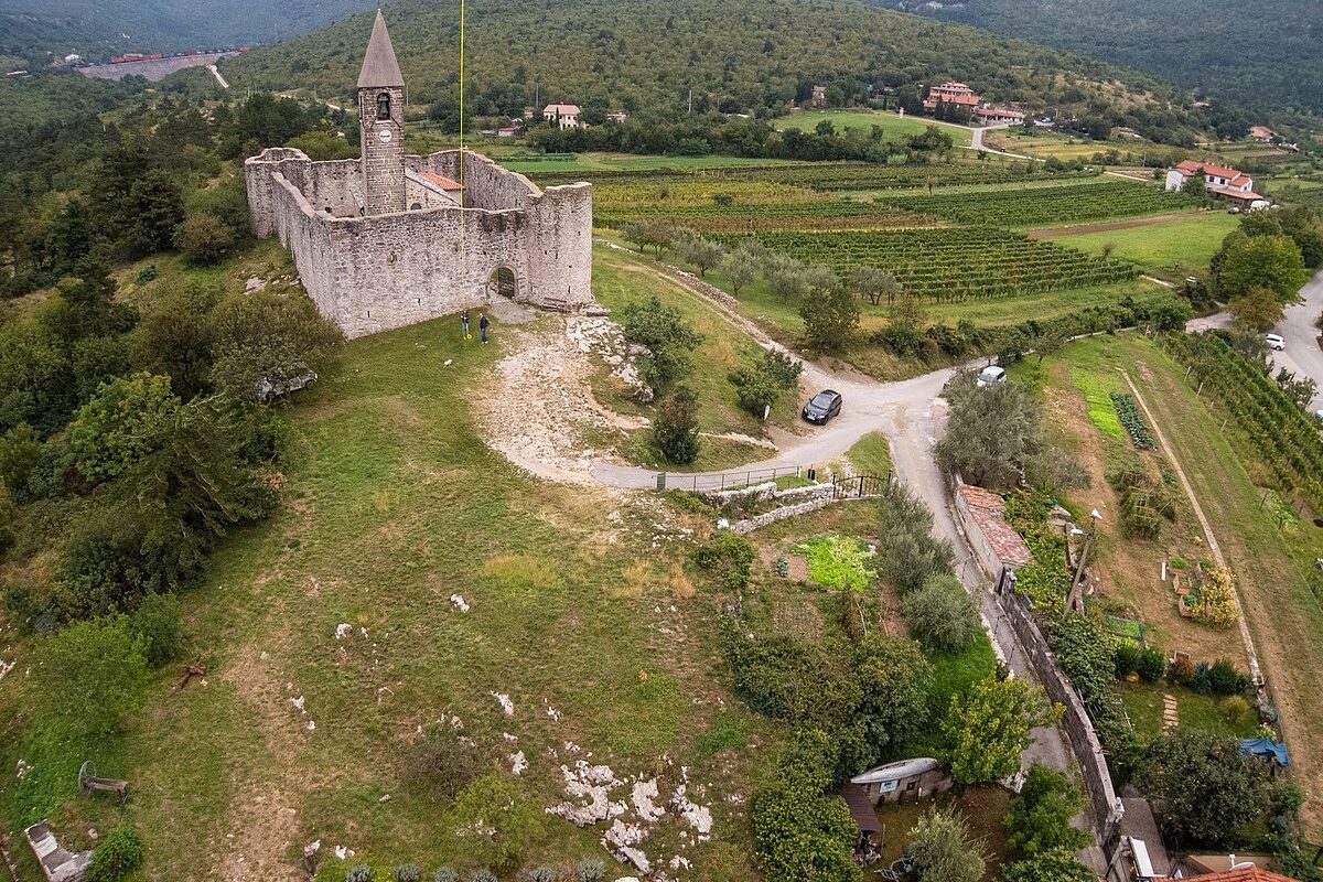 Церковь Святой Троицы в Храстовле