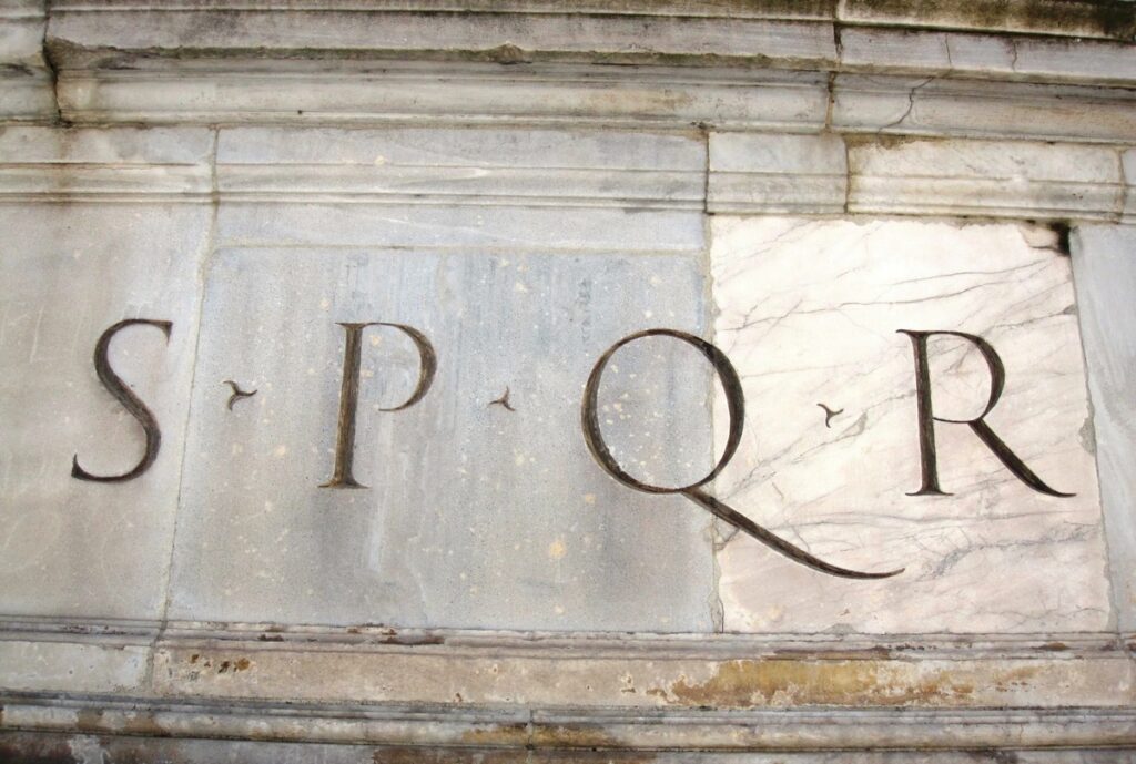 SPQR: история и значение древнеримской аббревиатуры