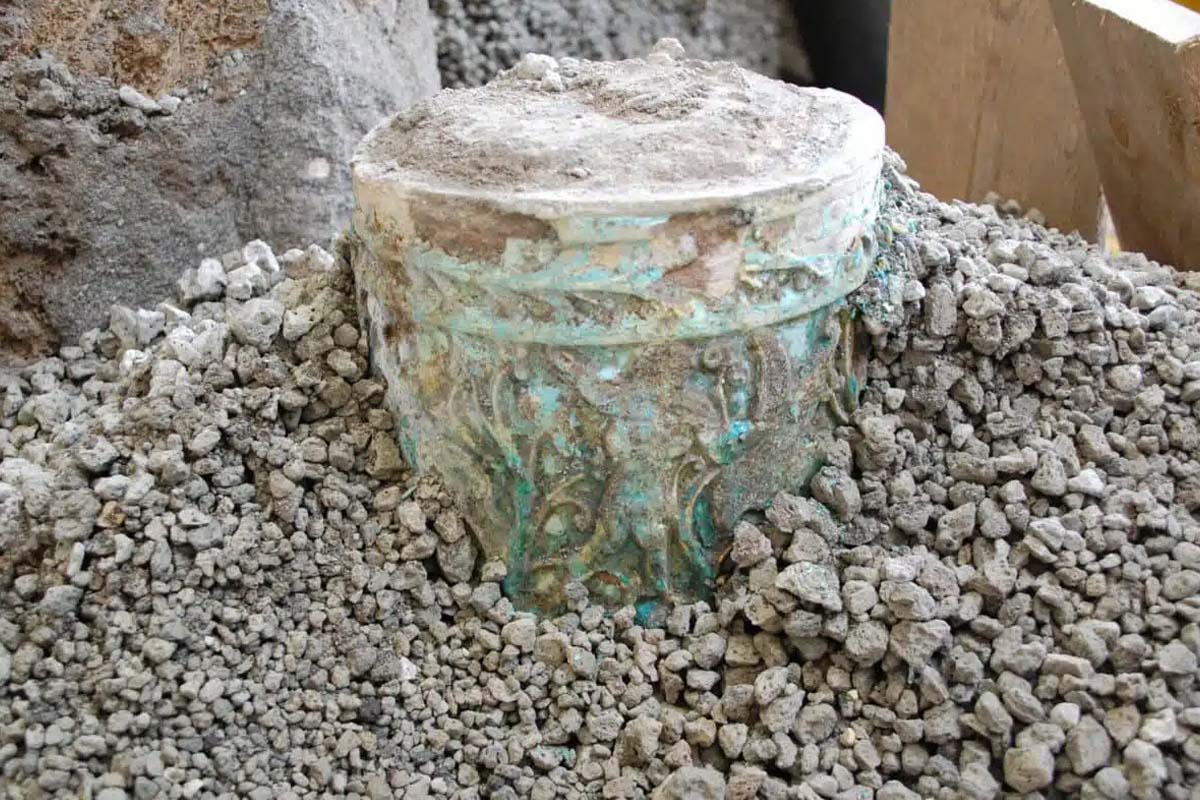 Египетский сосуд найден на кухне заведения быстрого питания в Помпеях Египетский сосуд