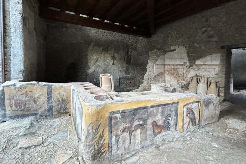 Египетский сосуд найден на кухне заведения быстрого питания в Помпеях