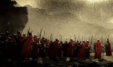 Почему спартанцы носили красные плащи