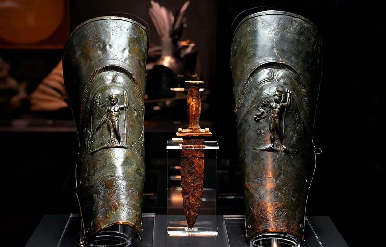 Гладиаторские поножи с ликами богов Гладиаторские поножи и кинжал