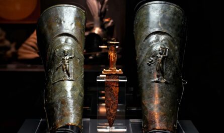 Гладиаторские поножи и кинжал