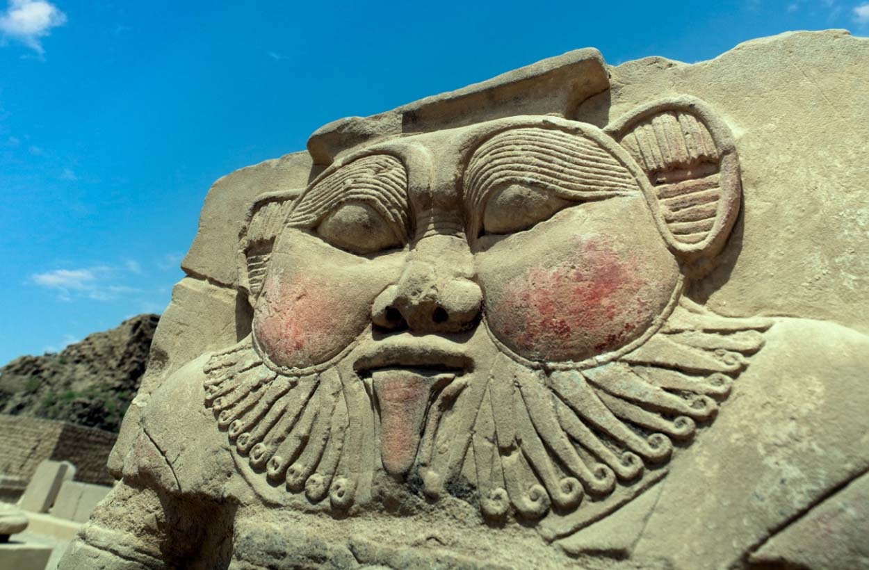 Бэс — уродливый бог-карлик, защищавший египтян от злых духов