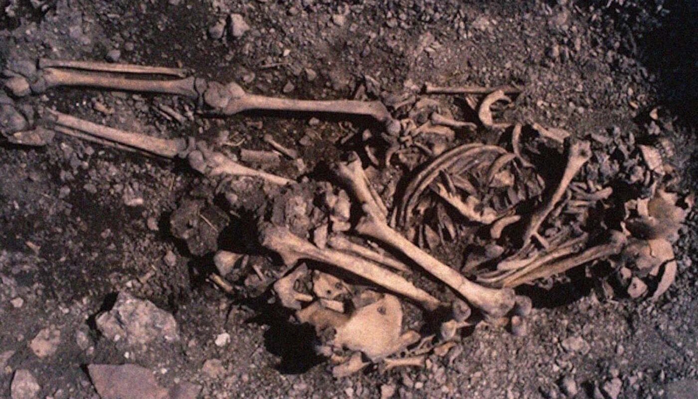 Могила девочки-подростка, похороненной с остатками ее отца